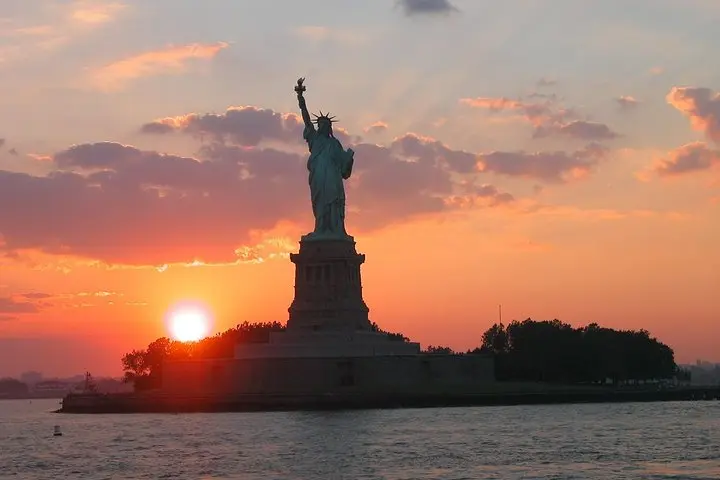 8ea713e6-0e0c-4d21-b18c-89eff1400a69_circle-line-new-york-city-harbor-lights-cruise.webp